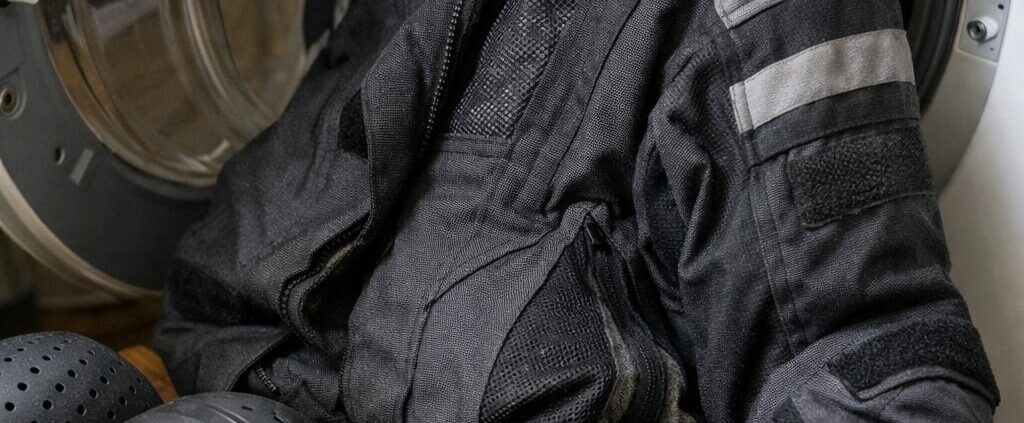 Wie pflege ich meine Motorradbekleidung richtig?